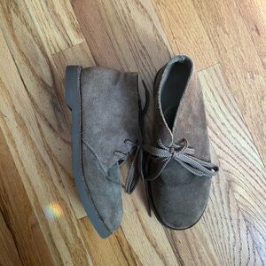 Crewcuts Boys Suede Taupe Chukka Boots K3